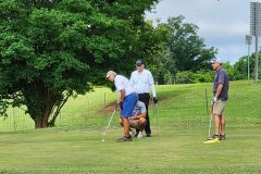 Golfers-putting-750